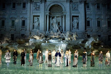 90 Años de Fendi, un desfile de modas en el agua de la Fontana de Trevi